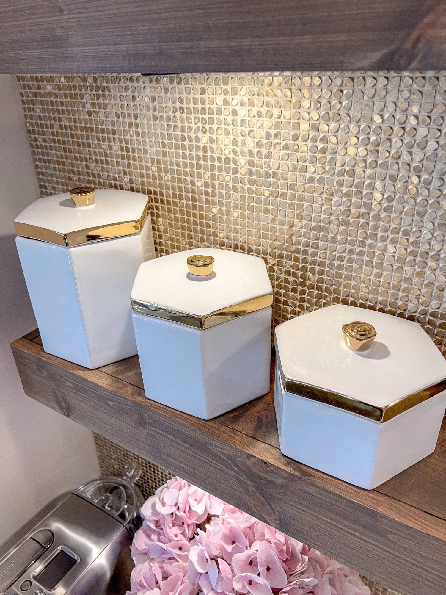 White And Gold Ceramic Jar With Lids (3 Sizes) 5 White And Gold Ceramic Jar With Lids (3 Sizes) - Image 3