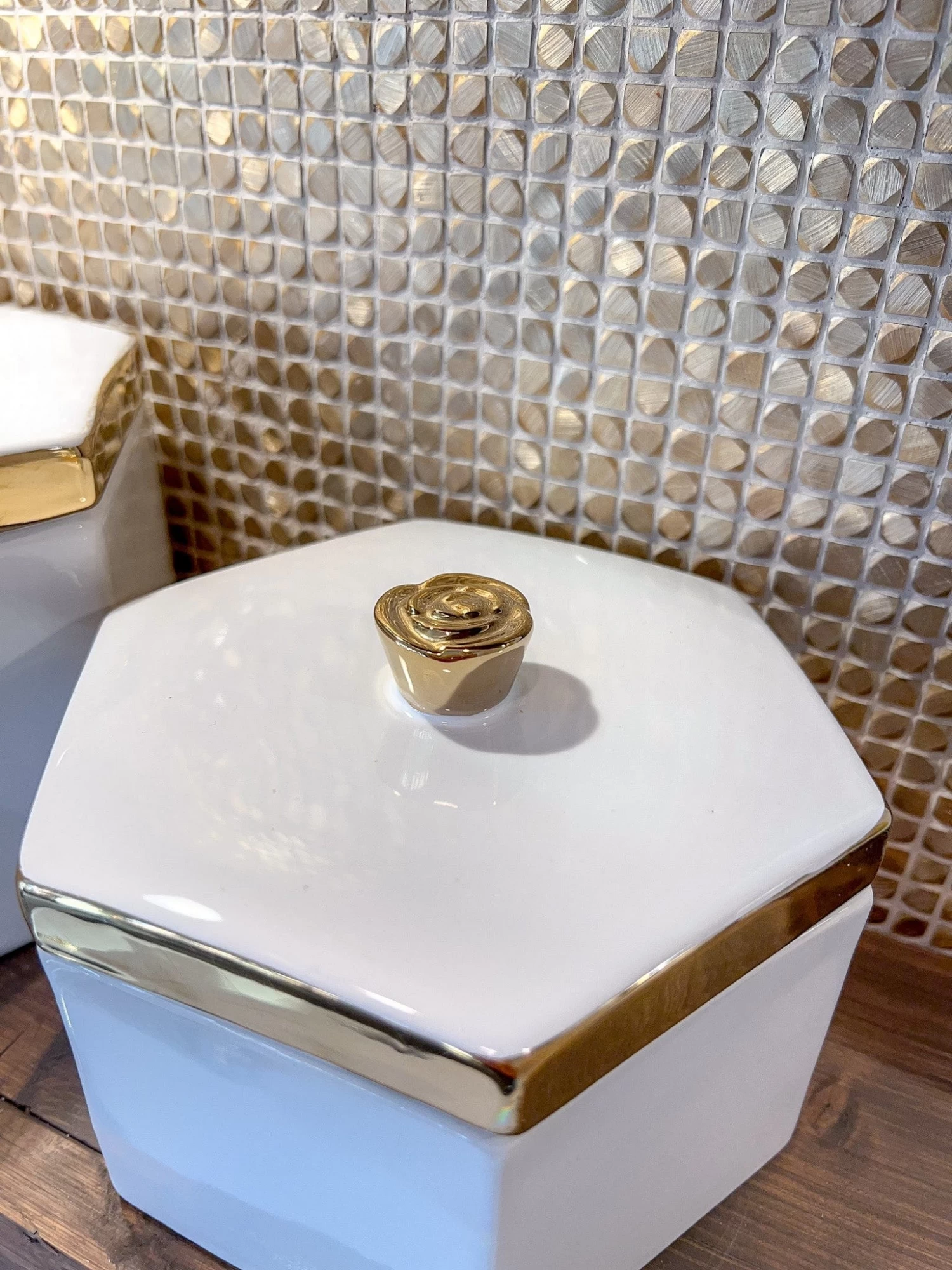 White And Gold Ceramic Jar With Lids (3 Sizes) 7 White And Gold Ceramic Jar With Lids (3 Sizes) - Image 5