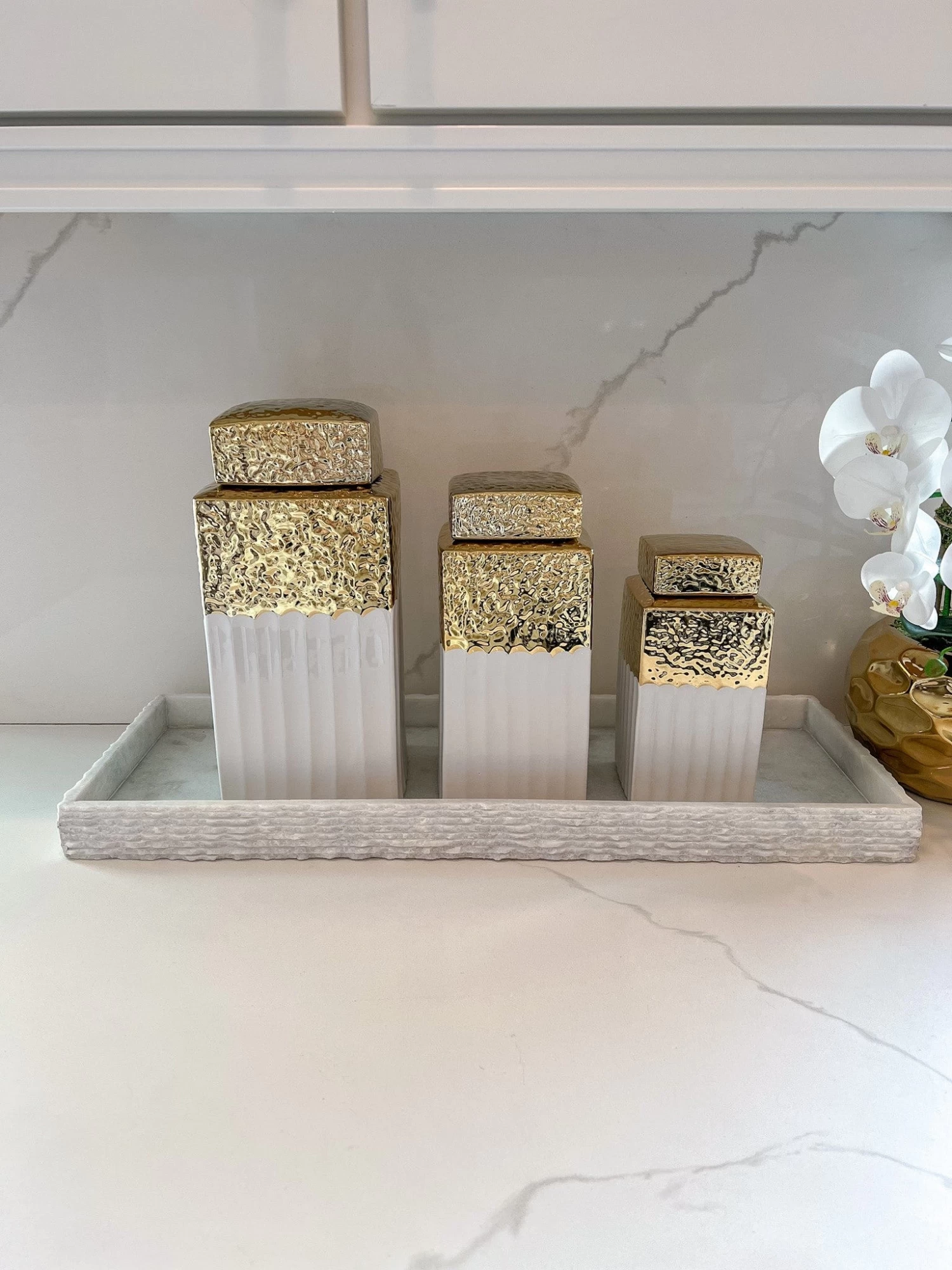 White Hammered Jar With Gold Border & Lid (3 Sizes) 3 White Hammered Jar With Gold Border & Lid (3 Sizes)