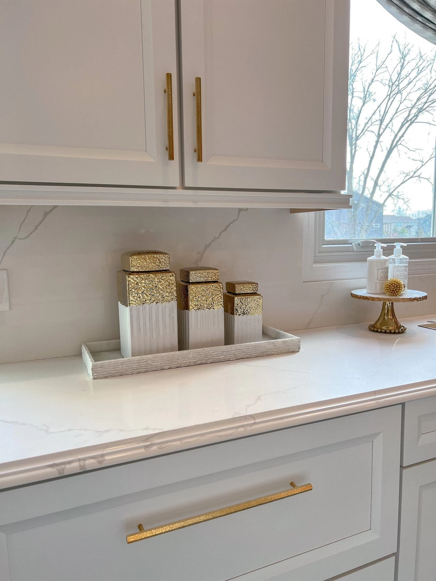 White Hammered Jar With Gold Border & Lid (3 Sizes) 6 White Hammered Jar With Gold Border & Lid (3 Sizes) - Image 4