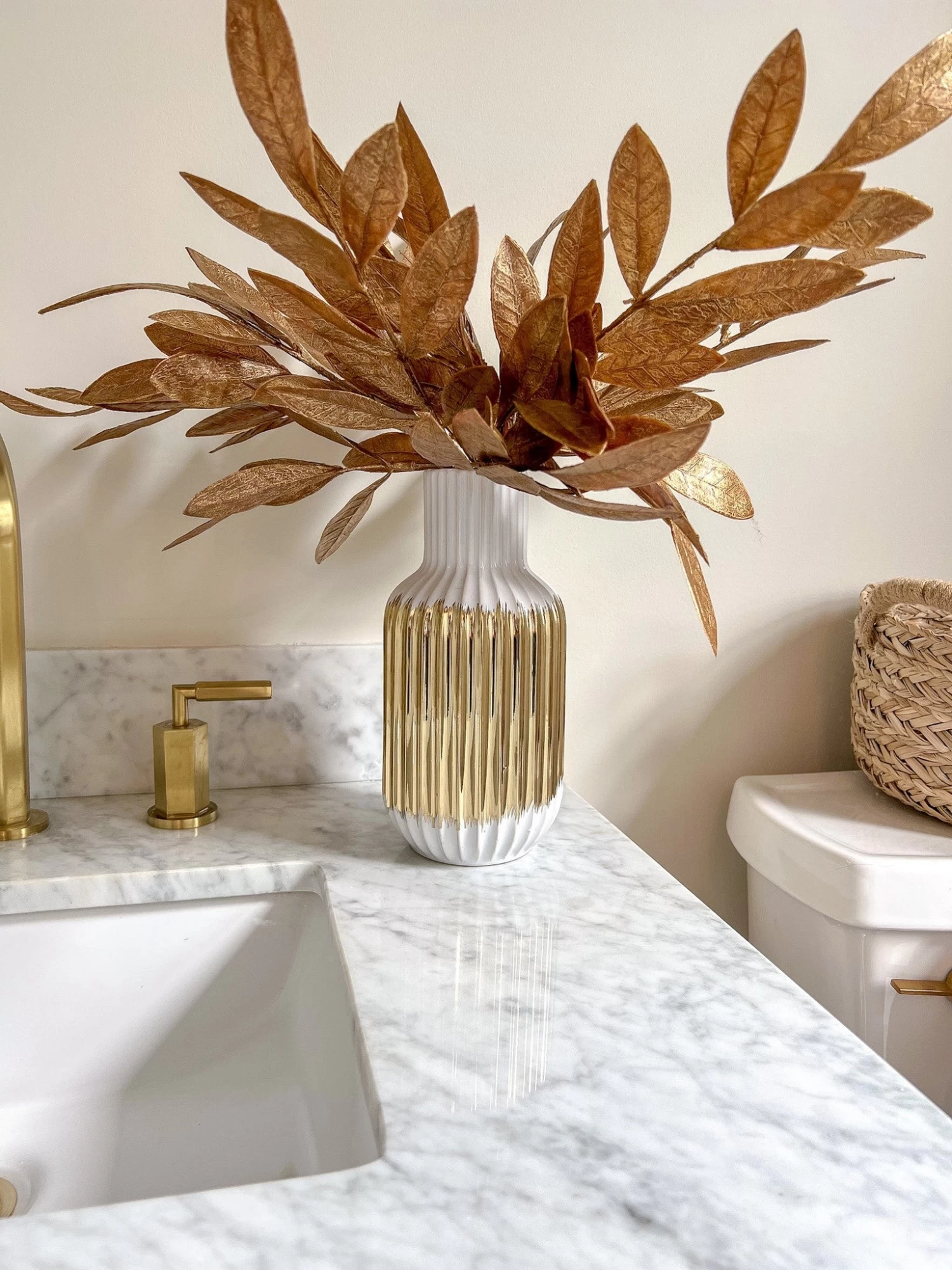 White And Gold Porcelain Striped Vase (2 Sizes) 6 White And Gold Porcelain Striped Vase (2 Sizes) - Image 4