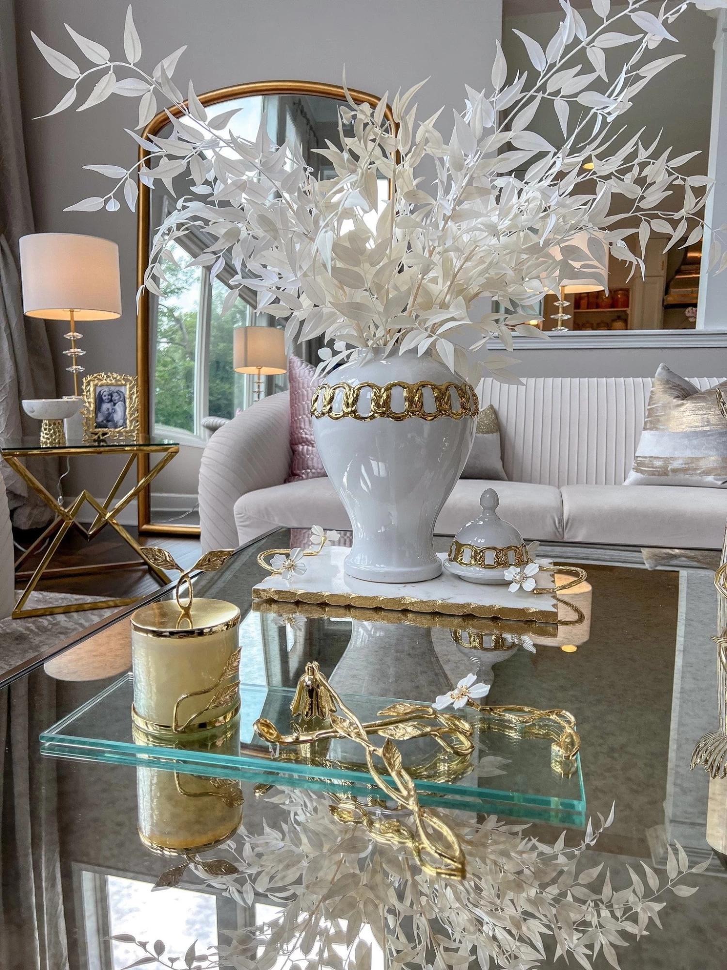 White Ceramic Ginger Jar With Stunning Gold Chain Details (3 Sizes) 3 White Ceramic Ginger Jar With Stunning Gold Chain Details (3 Sizes)