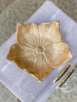 Flower Shaped Trivet (2 Colors) -Home Essentials Shop image 2f09ee40 6f1e 45e0 bdca c42ee079f389 new