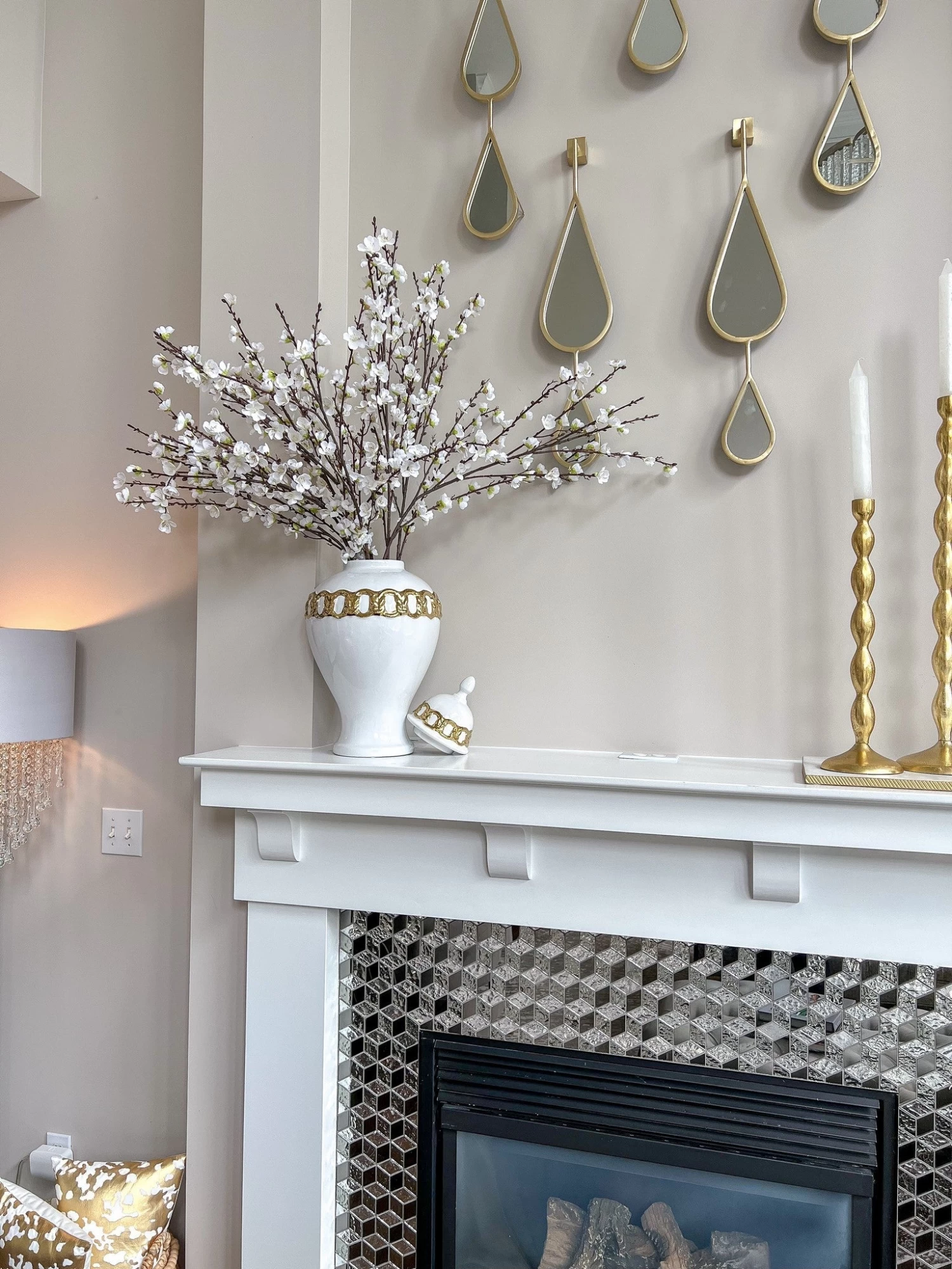 White Ceramic Ginger Jar With Stunning Gold Chain Details (3 Sizes) 5 White Ceramic Ginger Jar With Stunning Gold Chain Details (3 Sizes) - Image 3