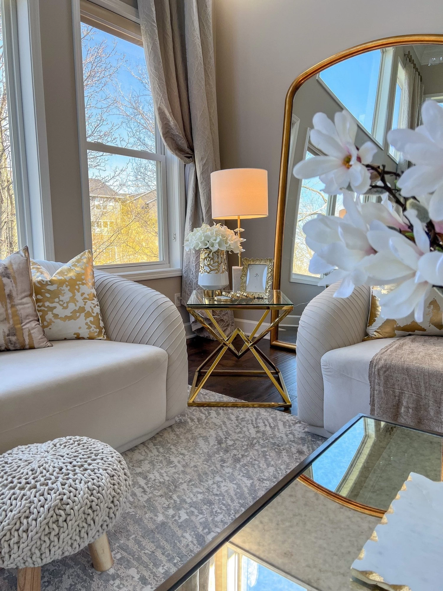 White Ceramic Vase With Gold Circle Design 6 White Ceramic Vase With Gold Circle Design - Image 4